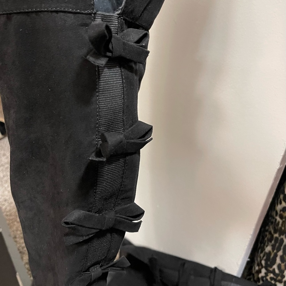 Over knee boots black bows going up the back of the boot